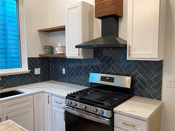 5th image of 3118-20 Banks St