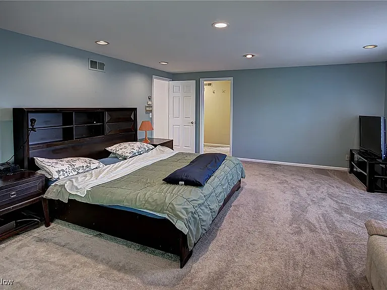 18220 Parkland Dr — Photo 12