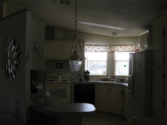 3rd image of 204 York Cottage Dr