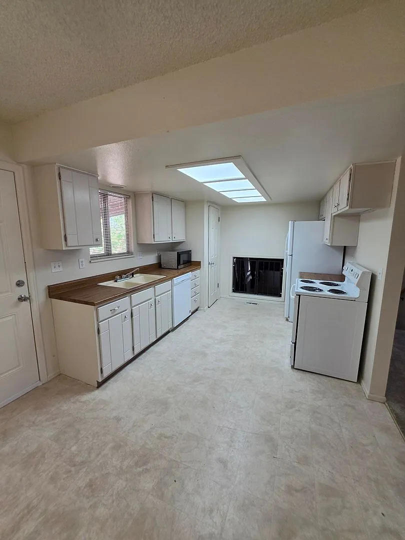 All Prospective Tenants Must Submit A On Line Application And Be Pre-Qualified Prior To Any Showi... — Photo 3