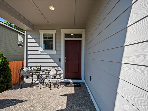 3rd image of 1610 NE Calavista Street