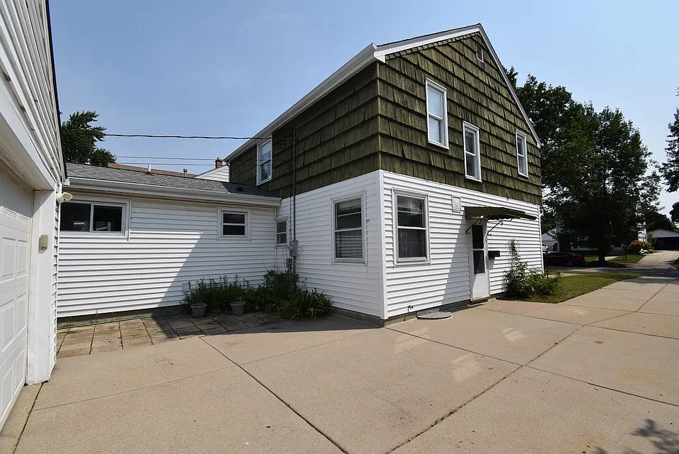 4 bed, 2.5 bath, 1824 sqft, $2,450 — Photo 2