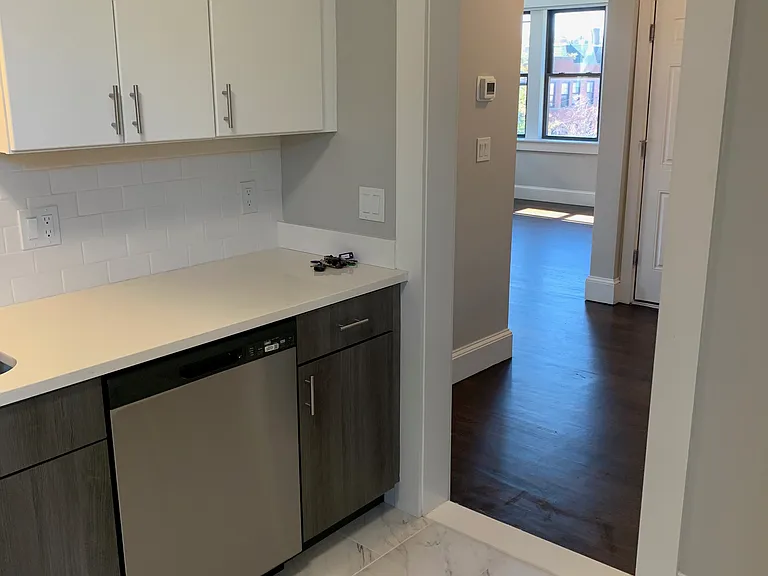 96 Longwood Ave — Photo 12