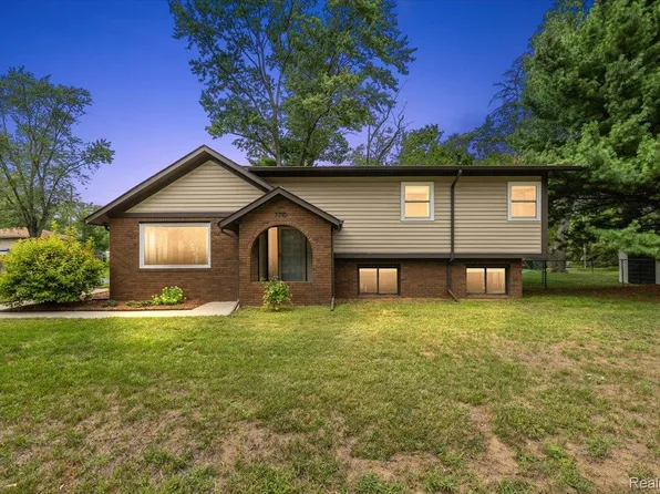 7710 Richardson Rd, West Bloomfield, MI 48323