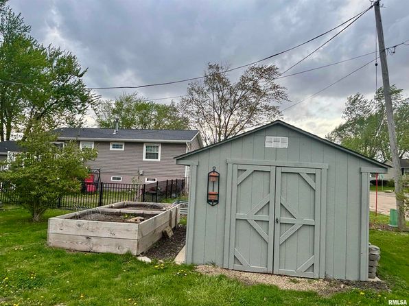 110 Country Ct, De Witt, IA 52742