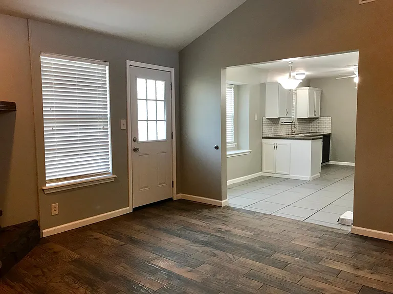 11386 S Franklin Ave — Photo 3