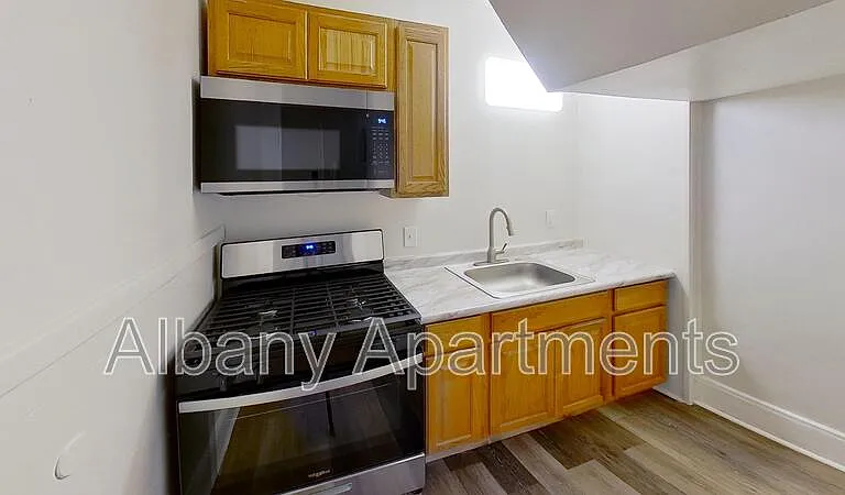 568 Park Ave #1 — Photo 3