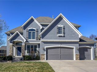 16528 S Woodstone Dr, Olathe, KS 66062