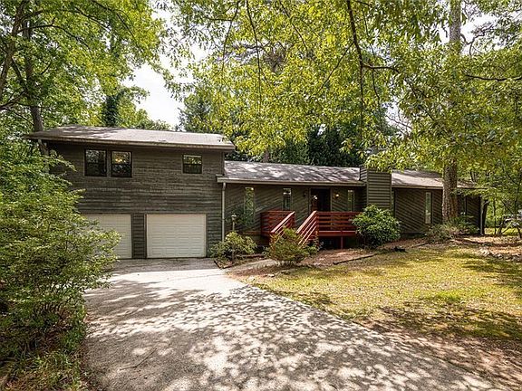3rd image of 633 Iris Rd