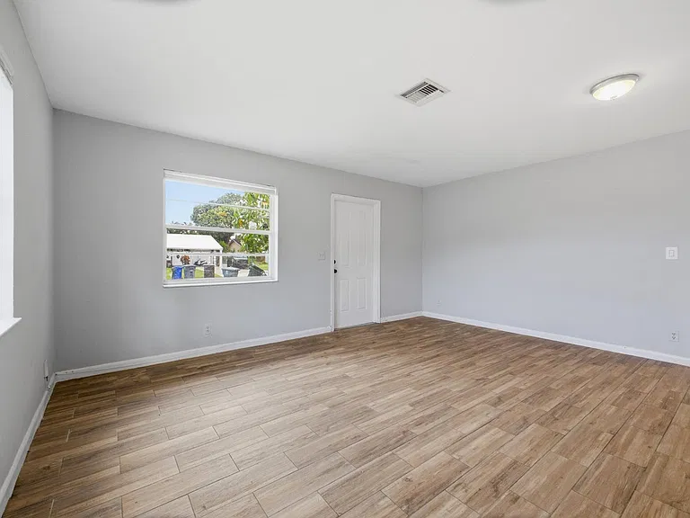 3561 Oberon Ave — Photo 3