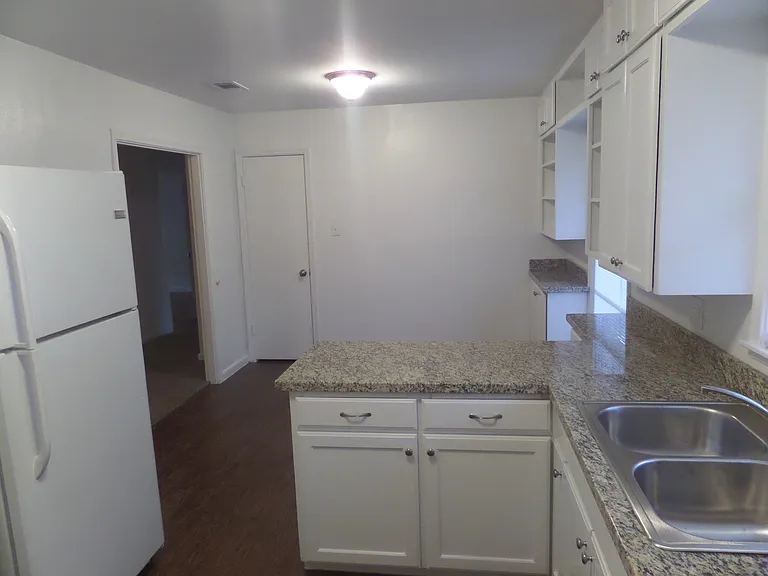 714 Broadmoor Dr — Photo 4