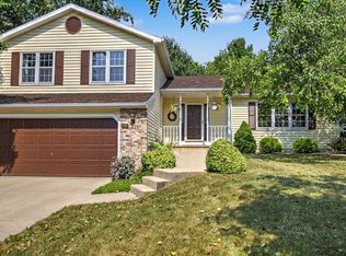717 Cresthaven Dr, Cottage Grove, WI 53527