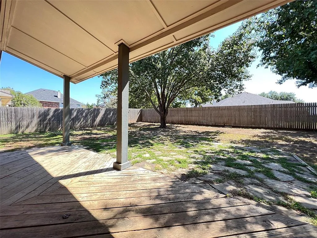 3 bed, 2.0 bath, 2276 sqft, $2,400 — Photo 1