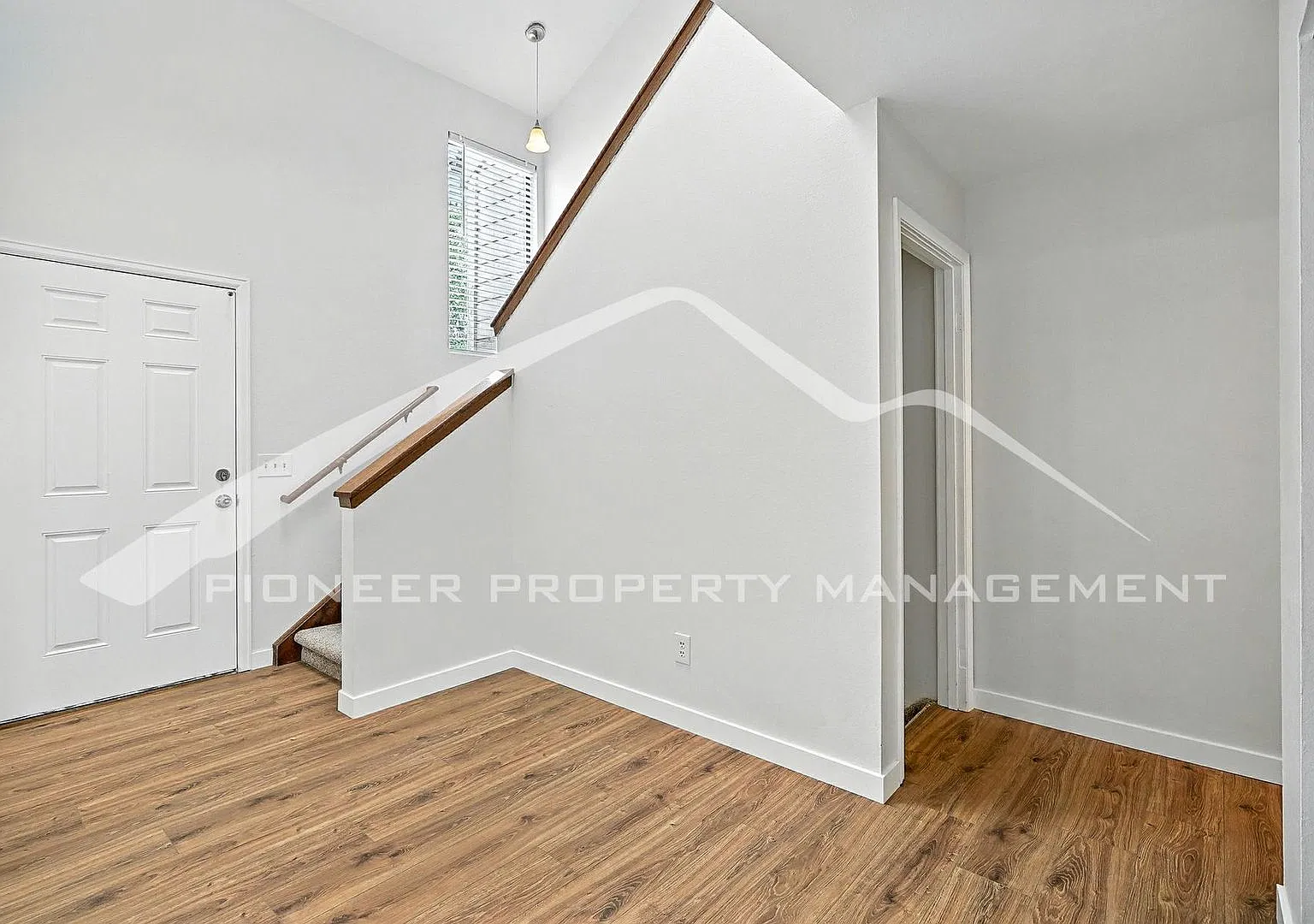 Stunning Townhouse with Central AC and Washer/Dryer — Photo 2