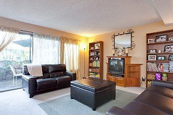 Living Room :: 6 Park Crest