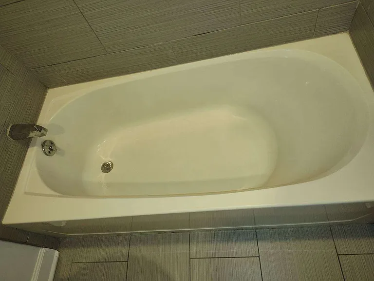 BATH TUB/SHOWER