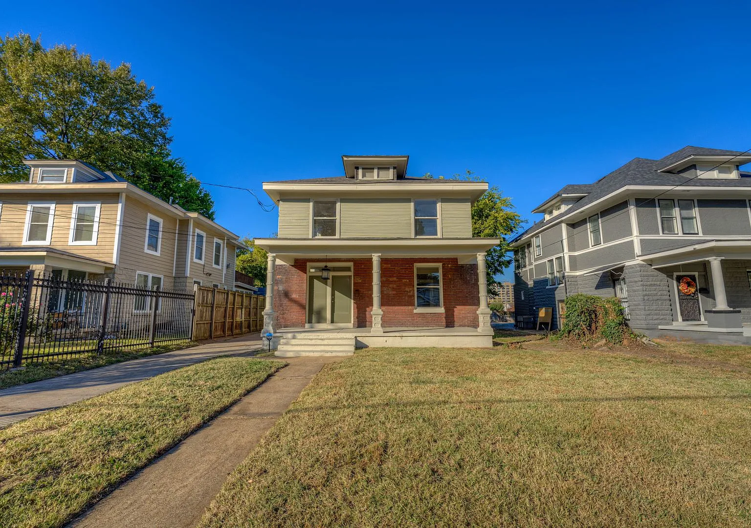 Beautiful 4-Bedroom Home with Hardwood Floors & Modern Kitchen — Photo 1