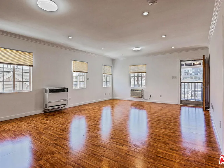 110 S Alexandria Ave — Photo 3
