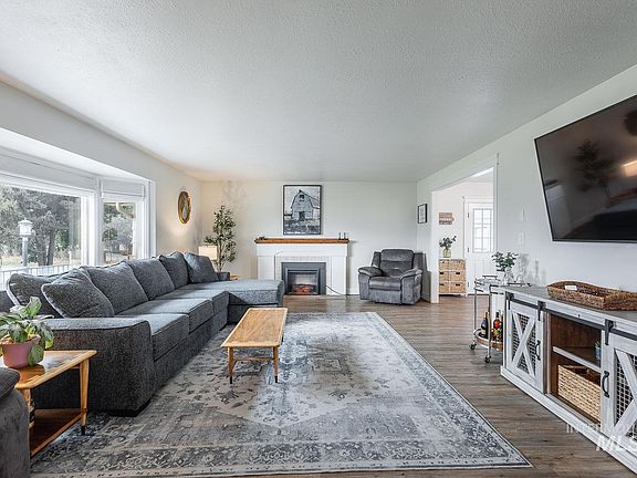 3rd image of 110 E Sales Yard Rd