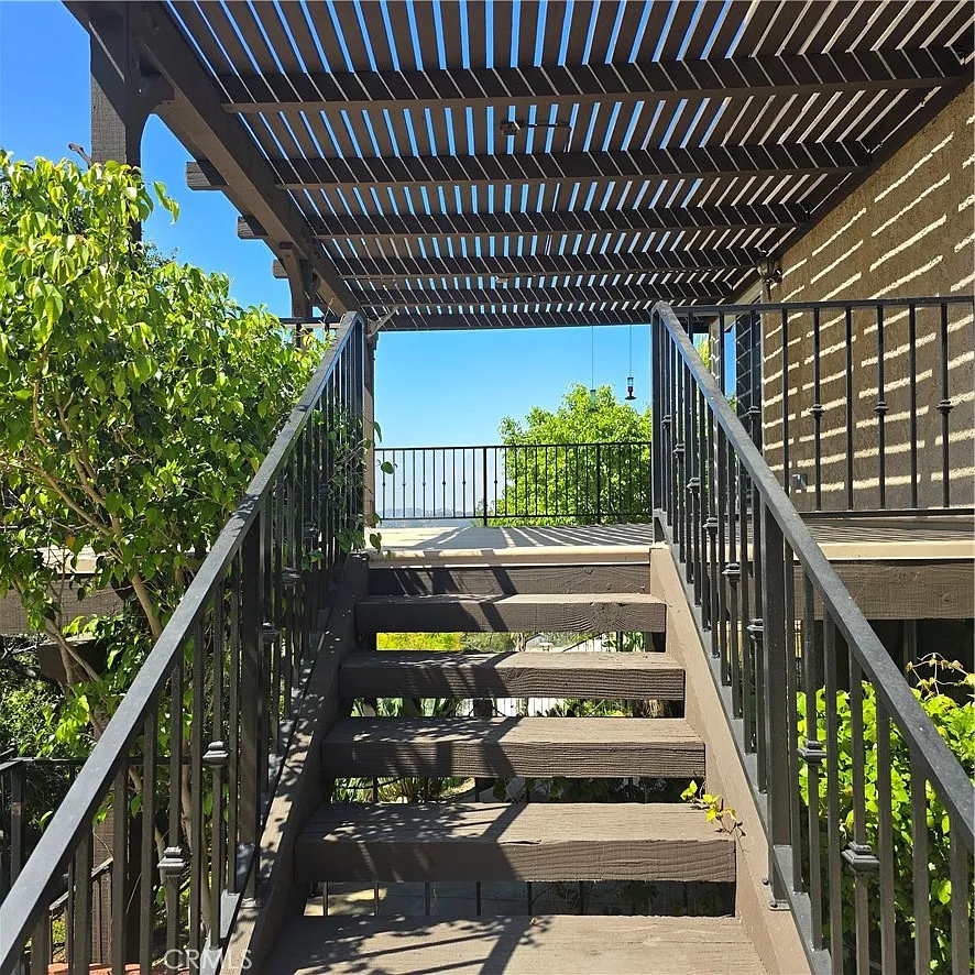 3 bed, 2400 sqft, $4,995 — Photo 4