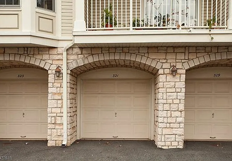321 Edmonton Ct — Photo 2
