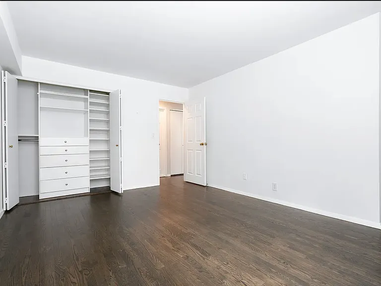 313 W 22nd St #LD — Photo 4