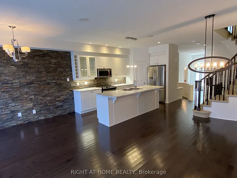 1119 Tischart Cres — Photo 10