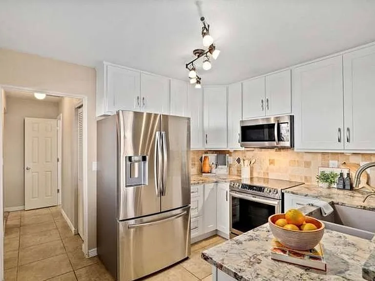 1050 Locust Pl — Photo 5