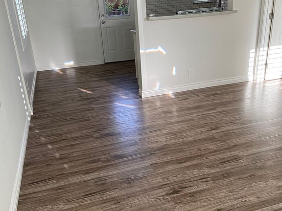 3rd image of 2542 1/2 Montrose Ave