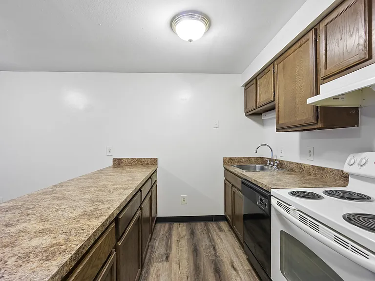 Greenwich Manor Apartments — Photo 20