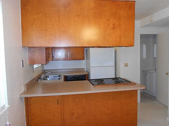 3rd image of 908 Kenwood Ave APT C