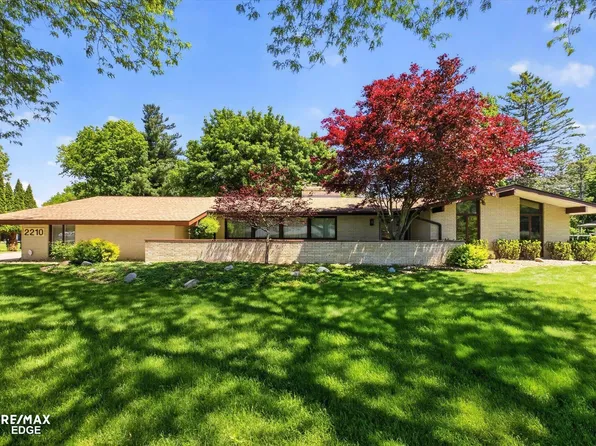 2210 N Sycamore Dr, Burton, MI 48509