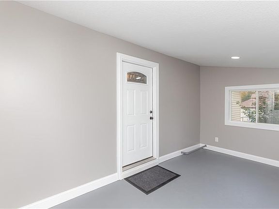 4th image of 204 E Missouri St