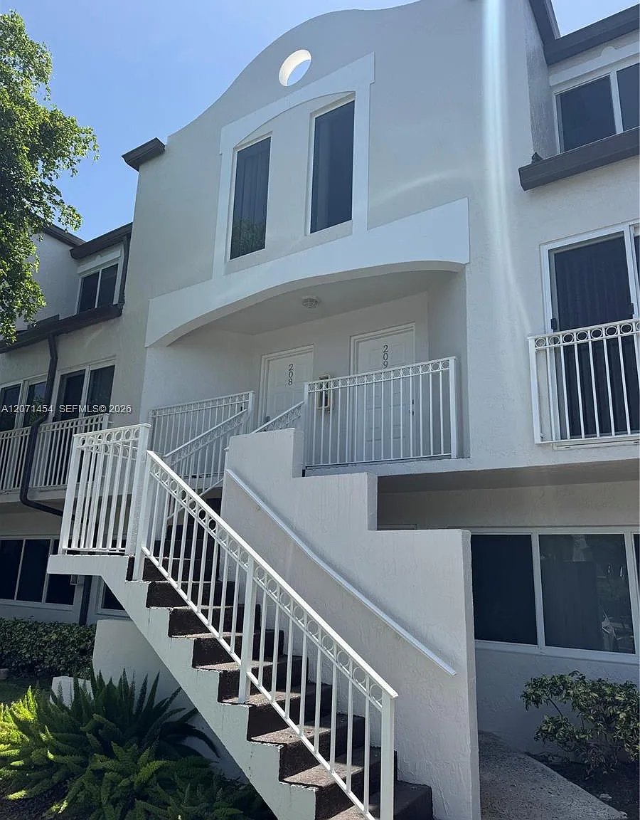 Coral Pointe Townhomes Co — Photo 1