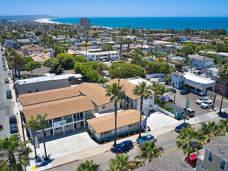 Newly Renovated Community 2 Blocks From The Beach! — Photo 28