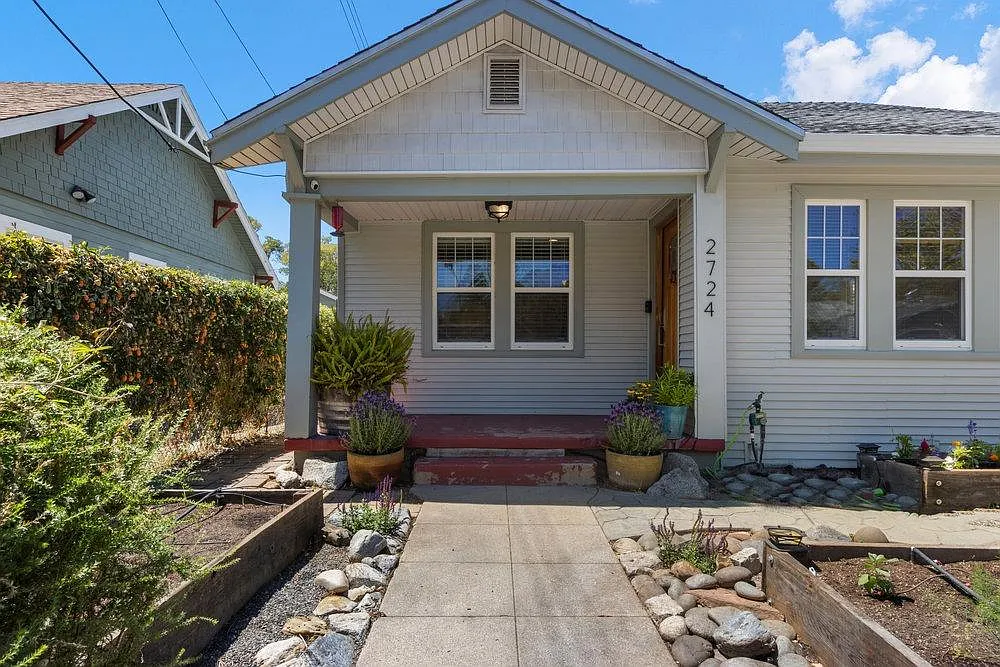2724 42nd St photo 1