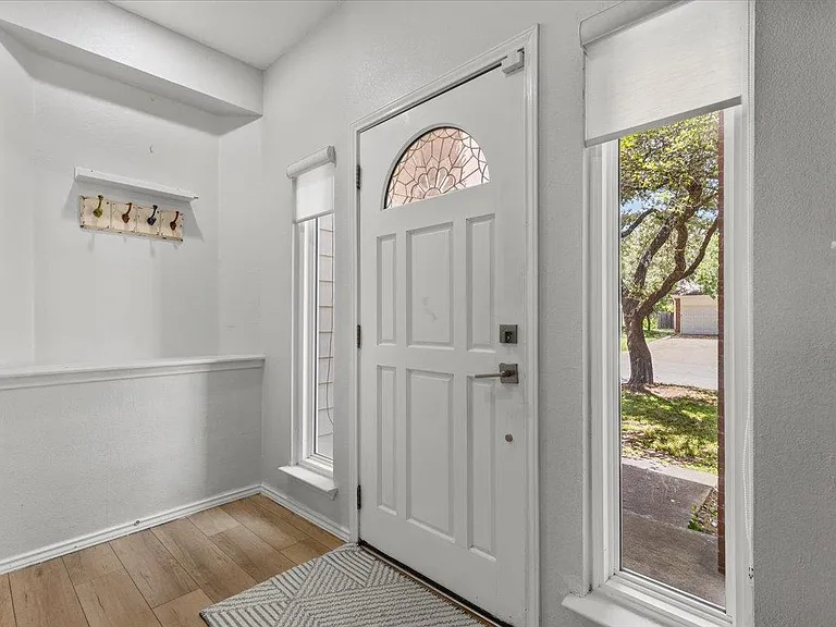 706 Hilltop Dr — Photo 2