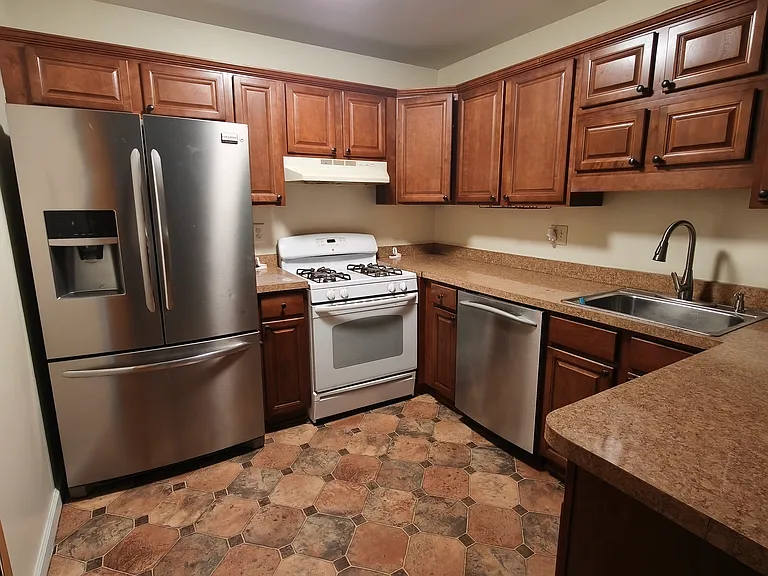 2737 Roundtree Dr — Photo 12