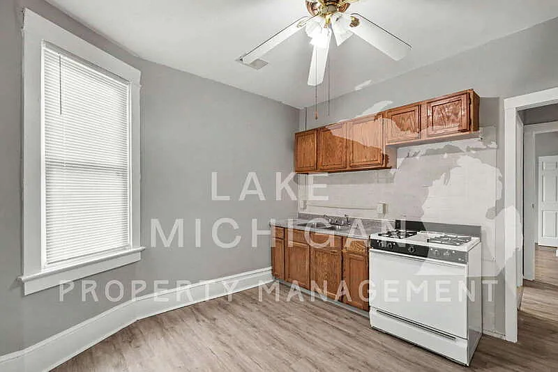 2 bed, 1.0 bath, 550 sqft, $1,395 — Photo 2