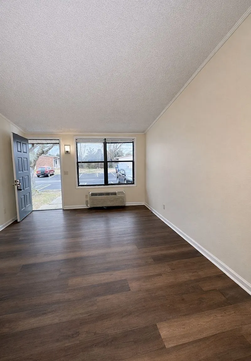 Studio, 350 sqft, $740 — Photo 3