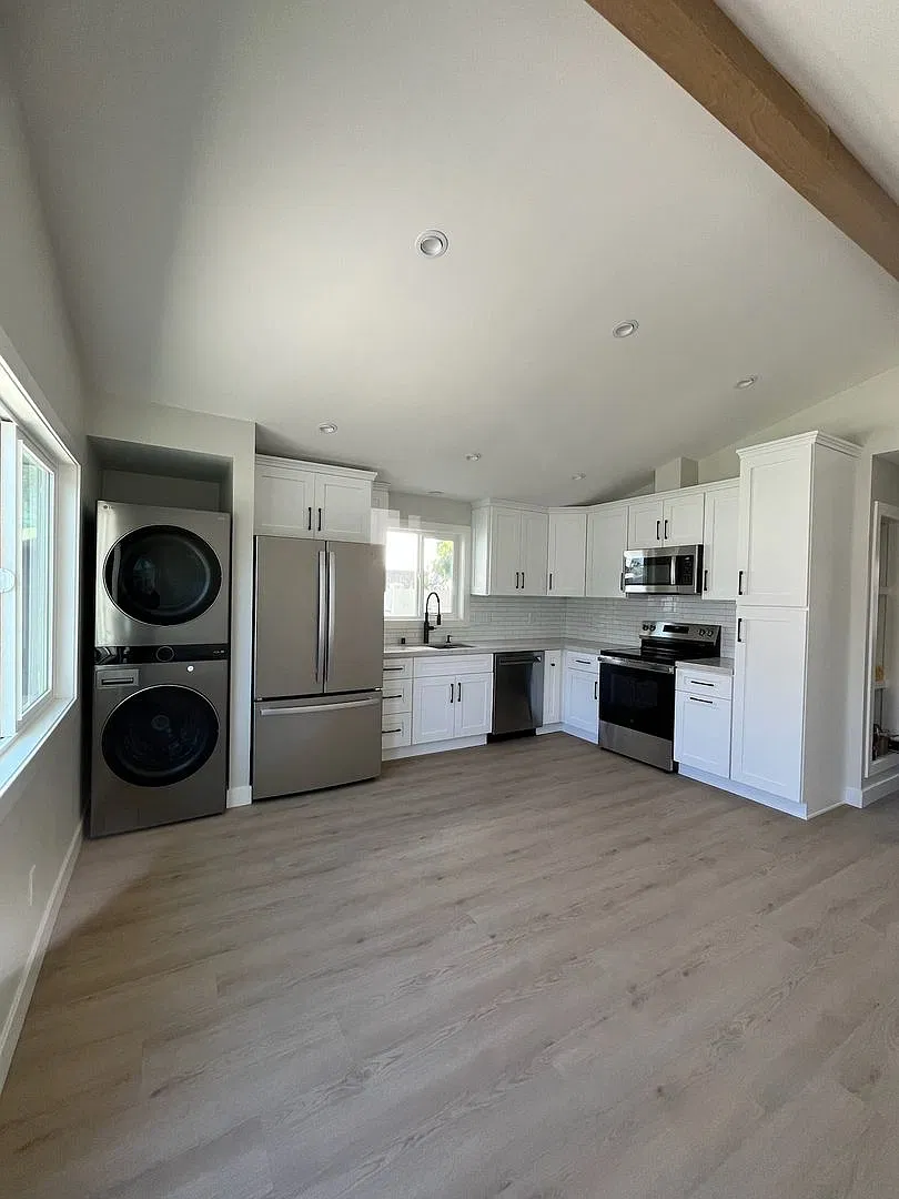 Stylish, New 2 bedroom 1 bathroom — Photo 3