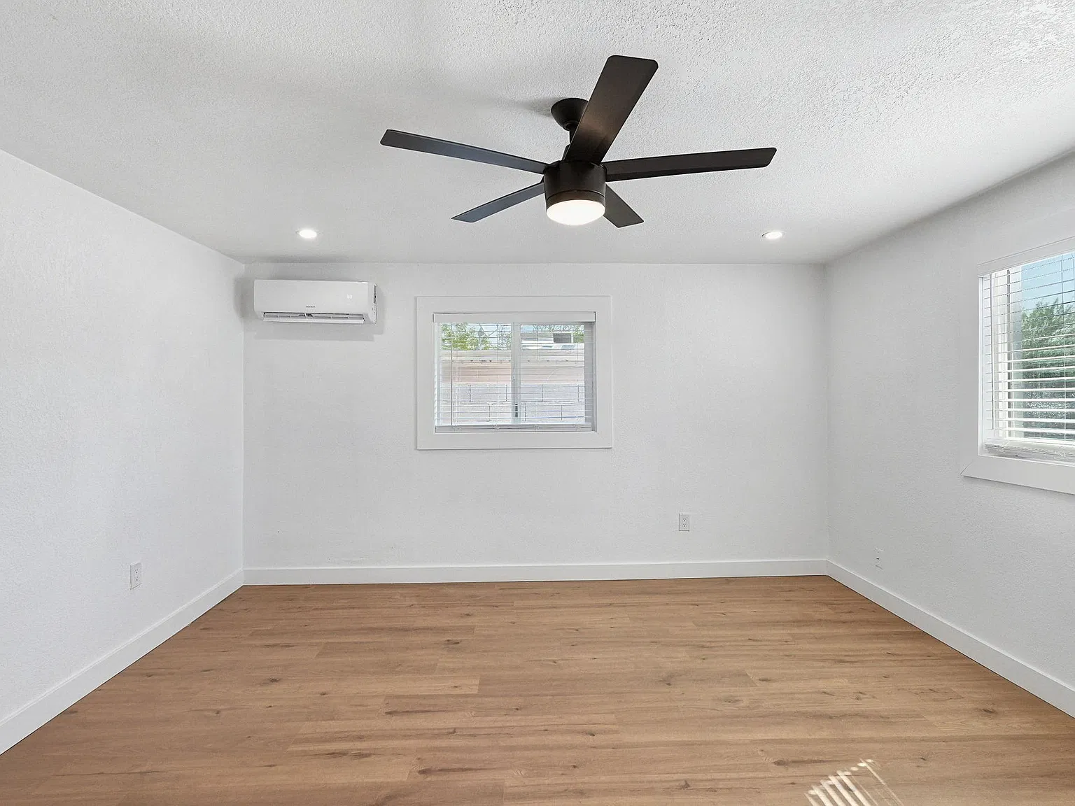 1017 E Moreland St — Photo 4
