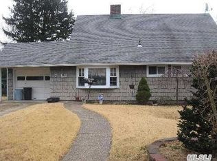 7 Mockingbird Ln, Levittown, NY 11756