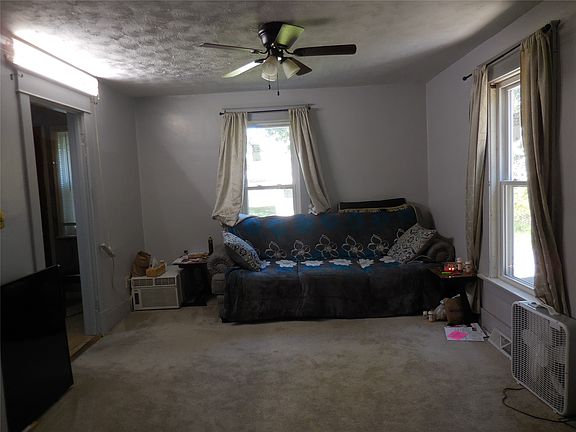 5th image of 938 E 8th St