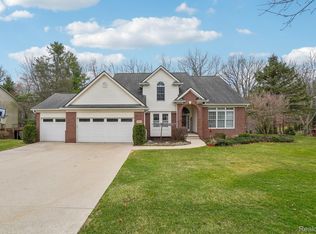 810 Joshua Dr, Highland, MI