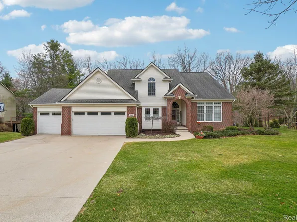 810 Joshua Dr, Highland, MI 48356