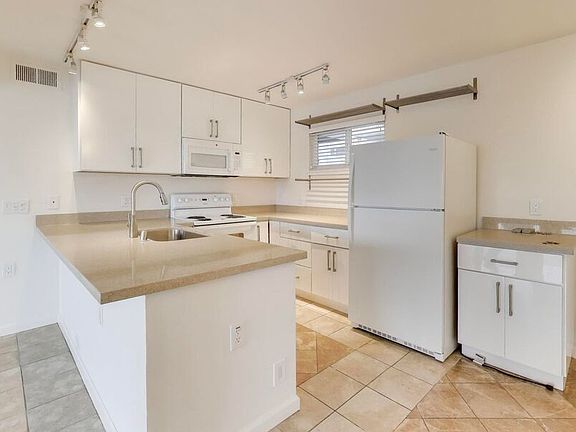 5th image of 1701 Shoreline Dr #210