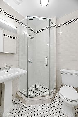 5th image of 226 E 70th St APT 5G
