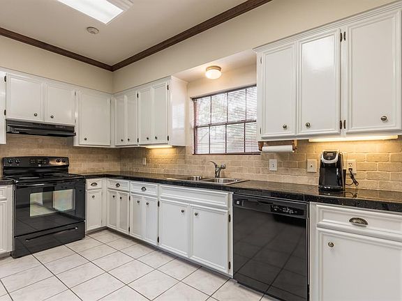 This kitchen is an eye-stopper!!