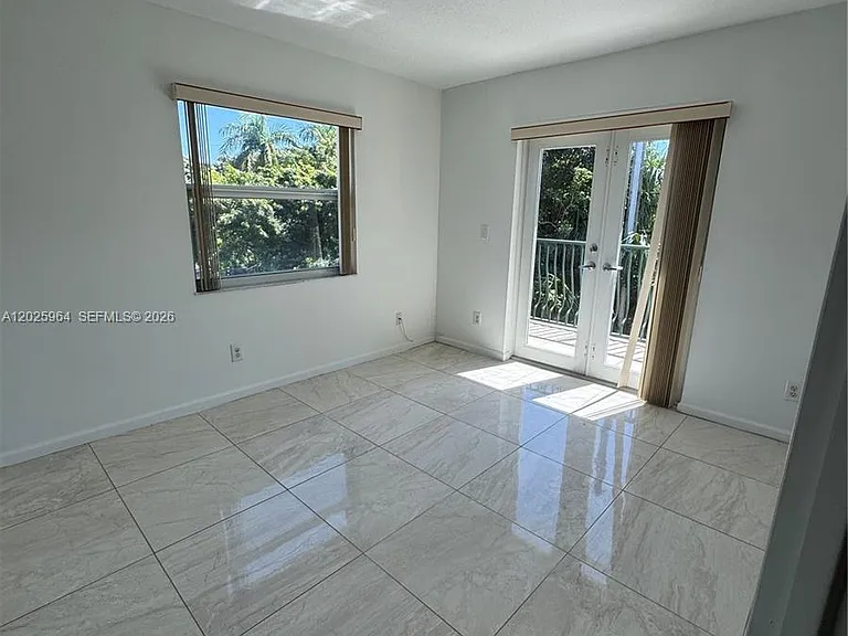 718 NE 4th Ct #718 — Photo 5